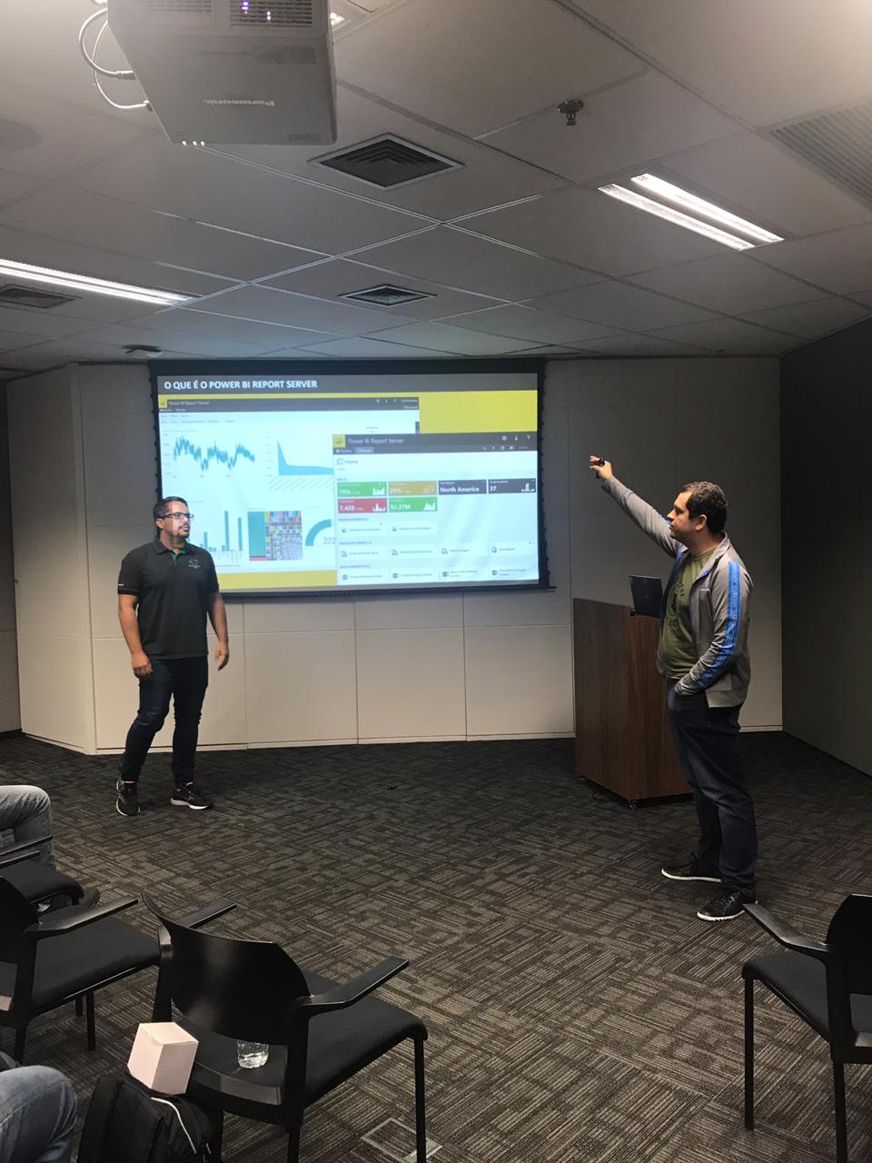 Eu e o Cláudio Bonel apresentando sobre Power BI Service vs Power BI Report Server
