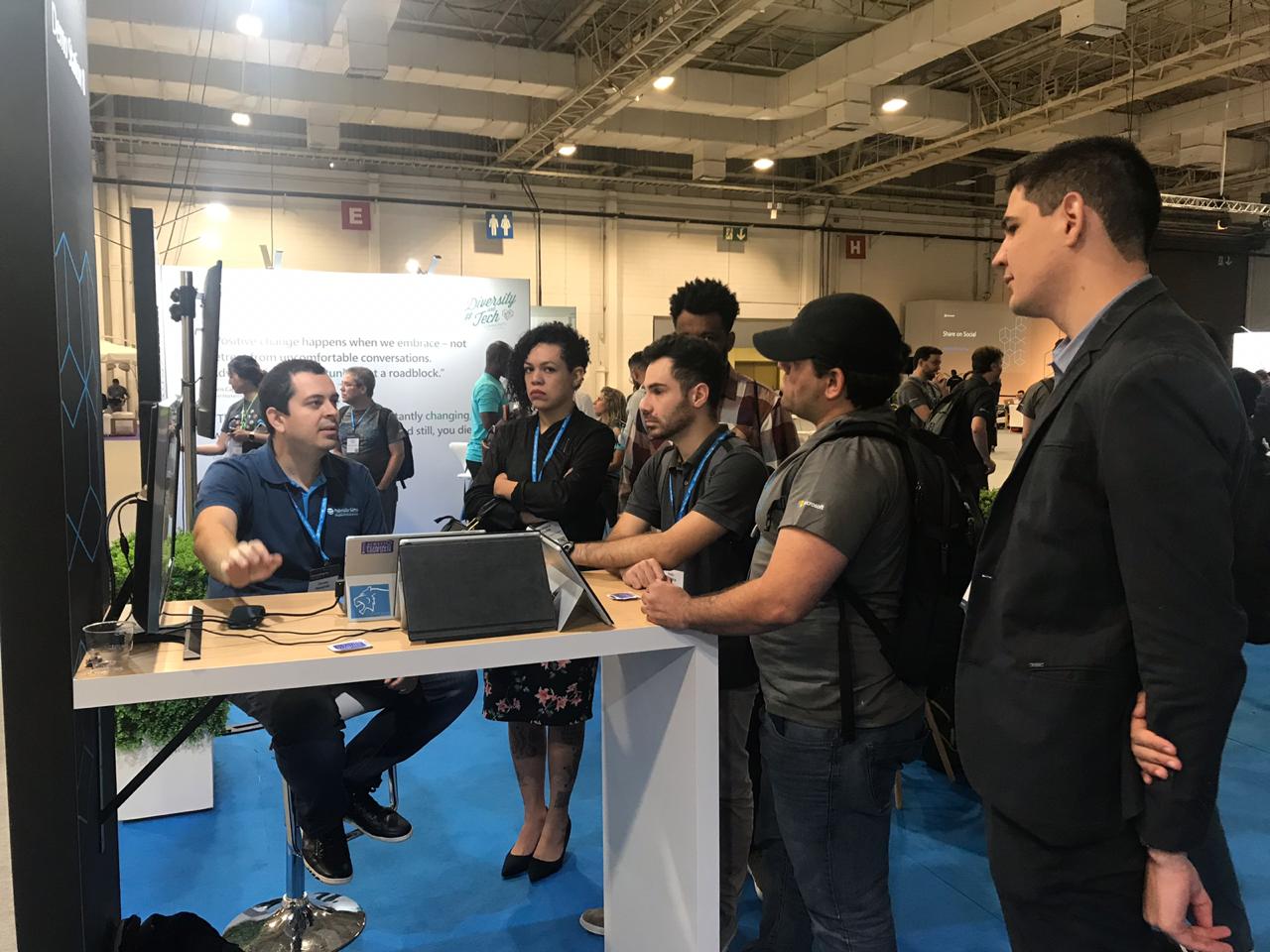 Eu apresentando sobre o Power BI Report Server na Demo Station 8